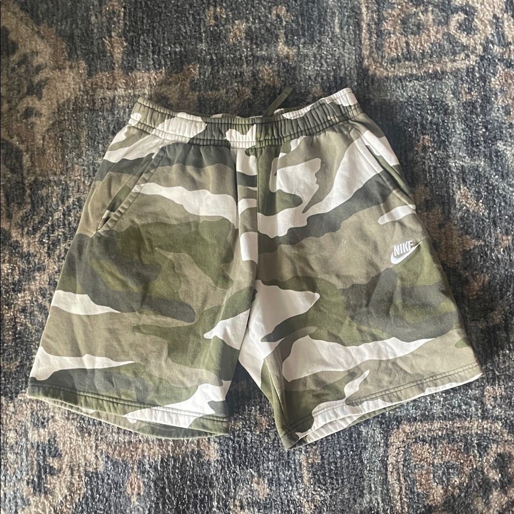Nike Men's Green Camouflage Athletic Shorts